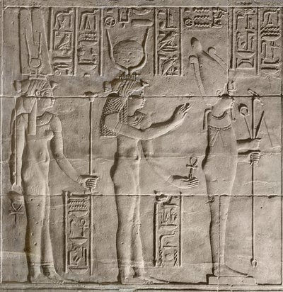 Reliëfs in het binnenheiligdom, Philae-tempel, Aswan, Egypte door Egyptian 30th Dynasty