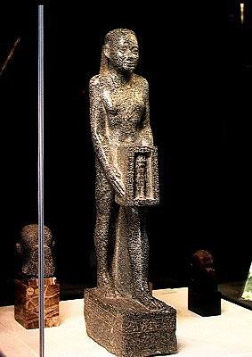 De vizier Psamerikseneb biedt een schrijn aan de stier Mnevis, Late Periode, c.358-341 v.Chr. door Egyptian 30th Dynasty