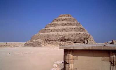 Egyptische oudheid: Uitzicht op de Piramide van Sakkarah. Gebouwd door Imhotep voor koning Djeser (rond 2700 v.Chr.) (3e dynastie) Saqqarah, Egypte door Egyptian 3rd Dynasty