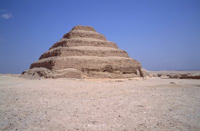 Egyptische oudheid: uitzicht op de Piramide van Sakkarah. Gebouwd door Imhotep voor koning Djeser (ca. 2700 v.Chr.) (3e dynastie) Saqqarah, Egypte door Egyptian 3rd Dynasty