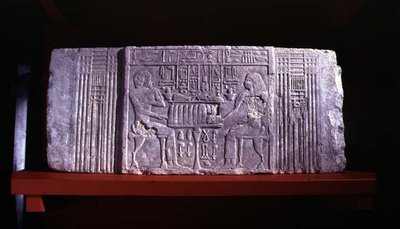 Kroonlijst van een valse deur uit een mastaba-graf met de graf eigenaar Shery, een hoge ambtenaar van Dynastie IV en zijn vrouw Khentetka, Saqqara, Oude Koninkrijk door Egyptian 4th Dynasty