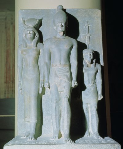 Triade van Menkaure (Mycerinus) met de godin Hathor en een van de nome-goden, uit de Vallei Tempel van de Piramide van Menkaure in Gizeh, Oude Rijk, ca. 2529 v.Chr. door Egyptian 4th Dynasty