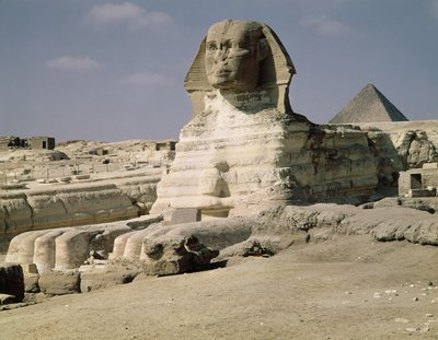 Uitzicht vanuit het noordoosten van de Sfinx, daterend uit het bewind van koning Chephren, Oude Koninkrijk, 2600-2500 v.Chr. door Egyptian 4th Dynasty