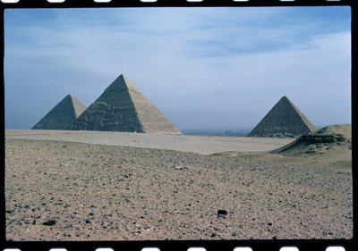 Uitzicht op de piramides van Khufu, Khafre en Menkaure door Egyptian 4th Dynasty