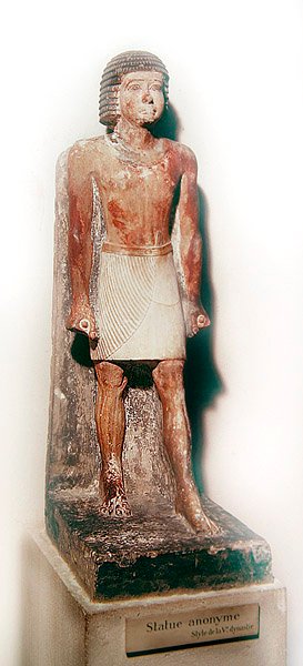 Standbeeld van een staande man met een witte shenti (beschilderde kalksteen) door Egyptian 5th Dynasty