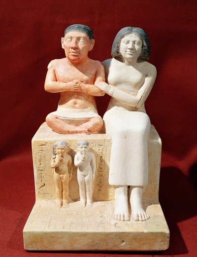 Beeldje van de dwerg Seneb en zijn familie, ca. 2475 v.Chr. (beschilderde kalksteen) door Egyptian 5th Dynasty