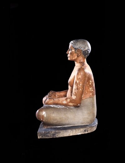 Breed zicht op het beeld van de schrijvende scribe, uit Saqqara, Oude Koninkrijk door Egyptian 5th Dynasty