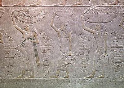 Vrouwen die de domeinen van de dood personifiëren en offers brengen, uit de Mastaba van Akhutotep, Oude Koninkrijk door Egyptian 5th Dynasty