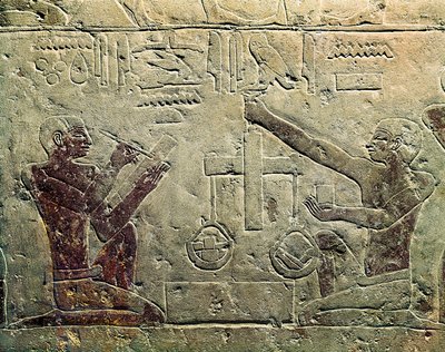 Bas-reliëf dat een koopman en een klant voorstelt: een van de figuren gebruikt een weegschaal terwijl de ander aantekeningen maakt, c.2465-2323 v.Chr. door Egyptian 6th Dynasty
