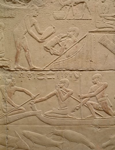 Reliëf van een man die een pasgeboren biggetje verzorgt en mannen in papyrusboten, uit de Mastaba van Kagemni, Oude Rijk door Egyptian 6th Dynasty