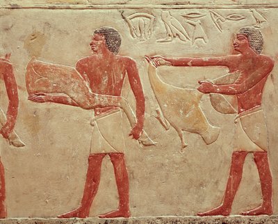 Reliëf met dienaren die een stuk rundvlees en een eend dragen, uit het graf van prinses Idut door Egyptian 6th Dynasty