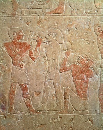 Reliëf dat twee beeldhouwers afbeeldt die een standbeeld bewerken, van de mastaba van Kaemrehu, Saqqara, Oude Rijk, c.2325 v.Chr. door Egyptian 6th Dynasty