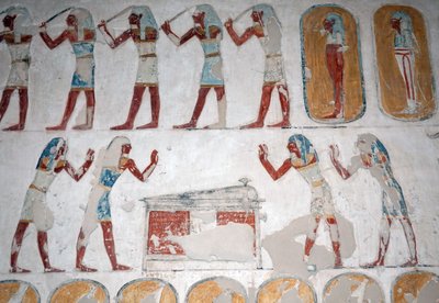 Gewapende mannen en figuur voor een sarcofaag, Vallei der Koningen, Luxor door Egyptian Egyptian