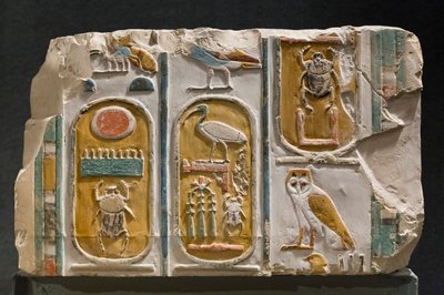 Gesneden muur met drie cartouches van koning Thutmosis I en III door Egyptian Egyptian