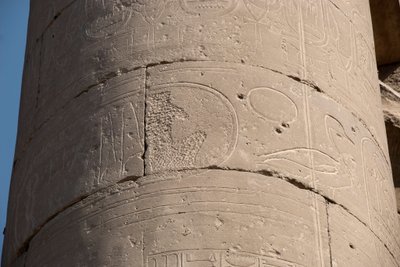 Egyptische oudheid: detail van een zuil met gewist cartouche vanwege de 