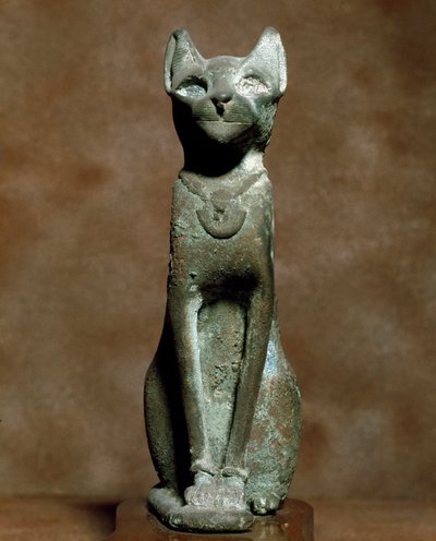 Egyptische oudheid: de godin kat Bastet. Bronzen beeldhouwwerk. Turijn, Egyptisch museum door Egyptian Egyptian
