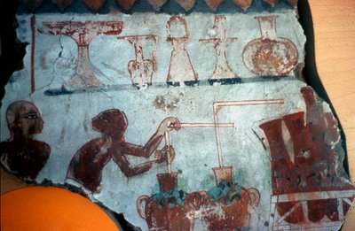 Fragment van een muurschildering oorspronkelijk uit Thebe, die twee mannelijke figuren toont die voedselproducten in vloeibare vorm bereiden of bottelen, 1540-1479 v.Chr. (muurschildering) door Egyptian Egyptian