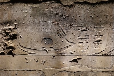 Re beweegt op de zonneboot, Luxor Tempel (reliëf) door Egyptian Egyptian