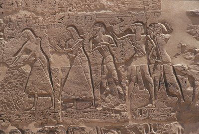 Reliëf van schrijver en gevangene in versterkte tempel van Ramses III in Medinet Habu door Egyptian Egyptian