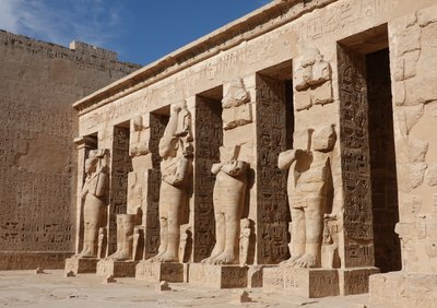 Beelden van de goden, Horus tempel, Edfu door Egyptian Egyptian