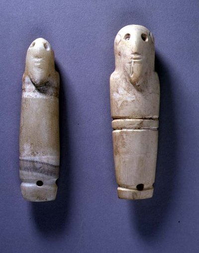 Labels met baardige mannelijke hoofden (ivoor) door Egyptian Egyptian