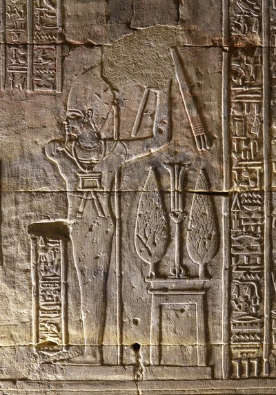 De Farao en zijn attributen, Tempel van Horus in Edfu door Egyptian Egyptian