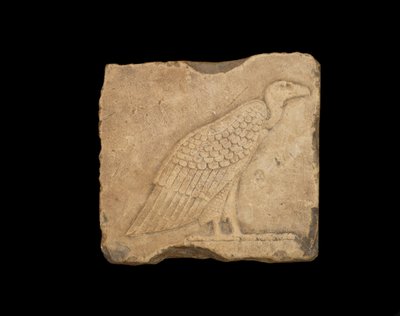 Een blok met een staande gier op één zijde en een uil op de andere zijde, beide in laag reliëf, Ptolemeïsche periode door Egyptian Ptolemaic Period