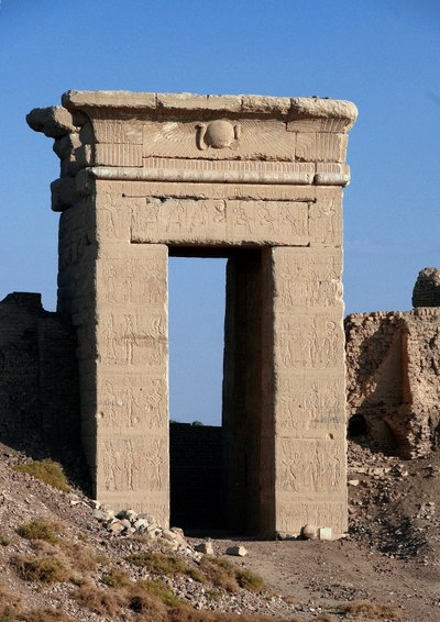 Egyptische oudheid: uitzicht op de boog van de noordelijke poort, Hathor-tempel, Denderah, Egypte door Egyptian Ptolemaic Period