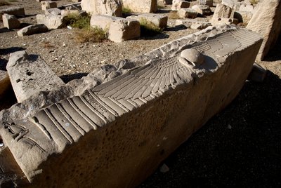 Egyptische oudheid: architraaf van de tempel gewijd aan Hathor, Denderah, Egypte door Egyptian Ptolemaic Period