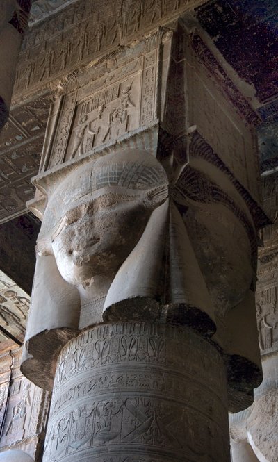 Egyptische oudheid: kapiteel van kolommen versierd met de voorstelling van de godin Hathor. Tempel van Hathor, Denderah, Egypte door Egyptian Ptolemaic Period