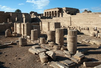 Egyptische oudheid: zuilen van de tempel gewijd aan Hathor, Denderah, Egypte door Egyptian Ptolemaic Period