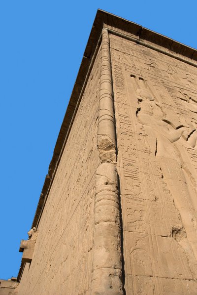 Egyptische oudheid: hoek van de achterwand van de tempel gewijd aan de godin Hathor (rechts Cleopatra) door Egyptian Ptolemaic Period