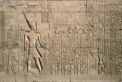 Egyptische oudheid: extern reliëf met hiërogliefen. Tempel van Hathor, Dendera, Egypte door Egyptian Ptolemaic Period