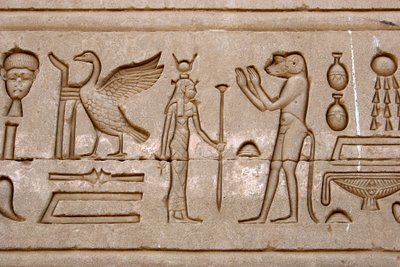 Egyptische oudheid: hiërogliefen op de oostelijke muur van de Hathor-tempel, Denderah, Egypte - Egyptische beschaving: hiërogliefen uitgehouwen op de muur van de Hathor-tempel (of Tempel van Tentyra) in Denderah, gebouwd onder het bewind van Pepi I (ca. 22 door Egyptian Ptolemaic Period