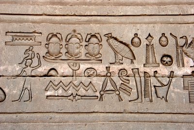 Egyptische oudheid: hiërogliefen op de oostelijke muur van de Hathor-tempel, Denderah, Egypte door Egyptian Ptolemaic Period