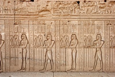 Egyptische oudheid: offers en eerbetonen aan de godin, Hathor-tempel, Denderah, Egypte door Egyptian Ptolemaic Period