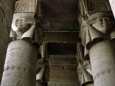 Egyptische oudheid: gedeeltelijk uitzicht op de hypostyle zaal met kolommen versierd met de voorstelling van de godin Hathor. Tempel van Hathor, Denderah, Egypte door Egyptian Ptolemaic Period