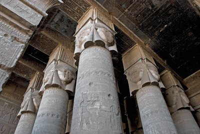 Egyptische oudheid: gedeeltelijk zicht op de hypostyle zaal met zuilen versierd met de voorstelling van de godin Hathor, tempel van Hathor, Denderah, Egypte door Egyptian Ptolemaic Period