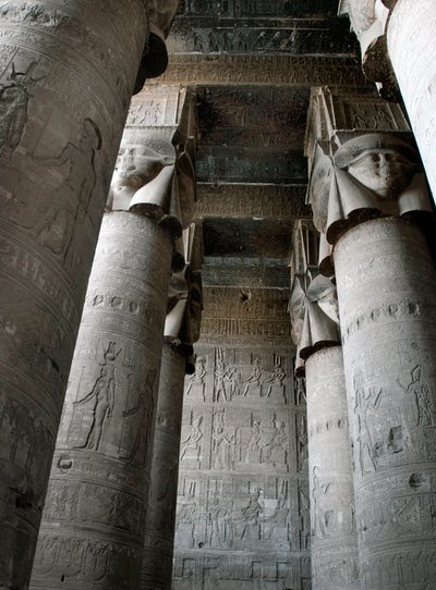 Egyptische oudheid: gedeeltelijk zicht op de hypostyle zaal met zuilen versierd met de voorstelling van de godin Hathor. Tempel van Hathor, Denderah, Egypte door Egyptian Ptolemaic Period