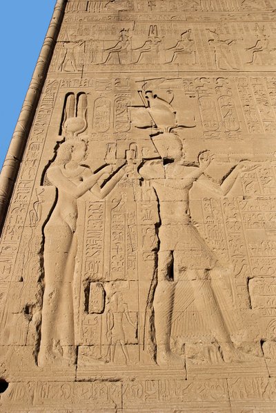 Egyptische oudheid: reliëf van de achterwand van de tempel gewijd aan de godin Hathor, met Cleopatra en Caesarion door Egyptian Ptolemaic Period