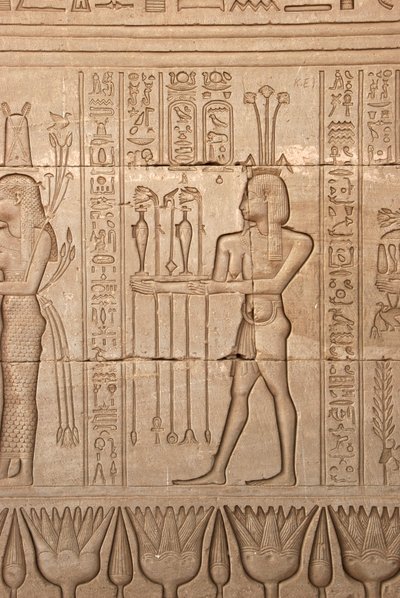 Egyptische oudheid: voorstelling van een man die offers brengt als eerbetoon aan de godin, Tempel van Hathor, Denderah, Egypte door Egyptian Ptolemaic Period