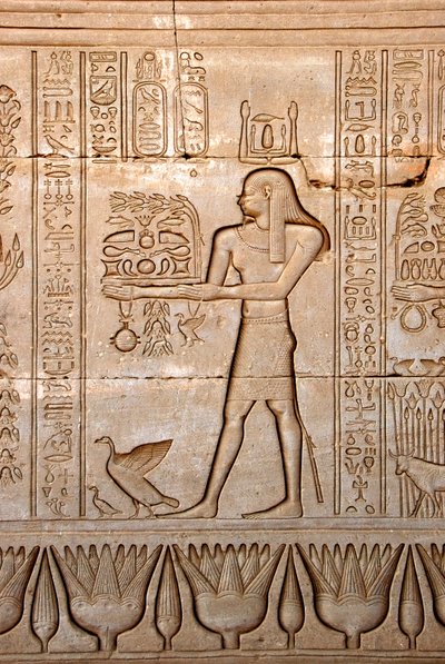 Egyptische oudheid: voorstelling van een man die offers brengt aan de godin, Tempel van Hathor, Denderah, Egypte - Egyptische beschaving: een man die offers brengt aan de godin Hathor, uitgehouwen op de muur van de Hathor-tempel (of Tempel van Tentyra) in  door Egyptian Ptolemaic Period