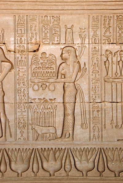 Egyptische oudheid: voorstelling van een vrouw die offers brengt aan de godin Hathor, tempel van Hathor, Denderah, Egypte door Egyptian Ptolemaic Period