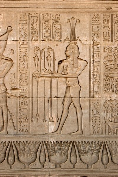 Egyptische oudheid: voorstelling van de god van de Nijl, Hapy, en hiërogliefen, tempel van Hathor, Denderah, Egypte door Egyptian Ptolemaic Period