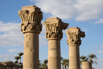 Egyptische oudheid: uitzicht op de zuilen van de kiosk voor de ingang van de tempel gewijd aan de godin Hathor. 81-117 n.Chr. Denderah, Egypte door Egyptian Ptolemaic Period