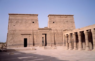 Egyptische oudheid: uitzicht op de ingang van de tempel van Edfu gewijd aan de godheid Horus en gebouwd tussen 237 en 57 v.Chr. door Egyptian Ptolemaic Period