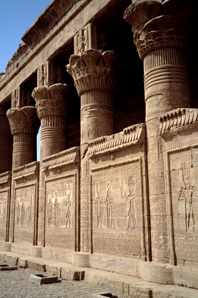 Egyptische architectuur: zicht op de Tempel van Hathor in Dendera door Egyptian Ptolemaic Period