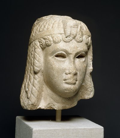 Hoofd van een Koningin met een Zware Pruik, mogelijk Cleopatra VII (69-30 v.Chr.) door Egyptian Ptolemaic Period