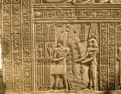 Reliëf met Ptolemaeus VIII Euergetes II en Cleopatra III die offers brengen aan de goden door Egyptian Ptolemaic Period