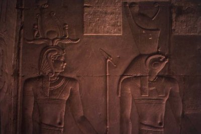 Reliëf met Ptolemaeus XII en Horus door Egyptian Ptolemaic Period